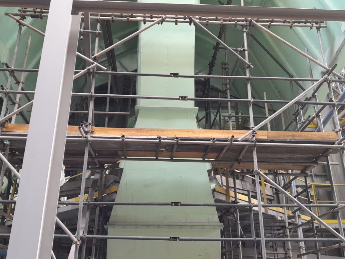 Montagem de andaime industrial multidirecional para manutenção em módulo de fábrica - OSP Engenharia