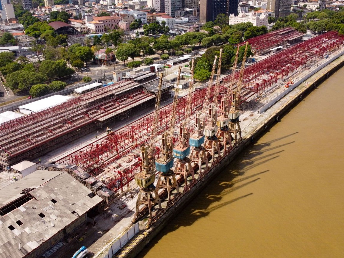 Vista aérea dos guindastes portuários no Porto Futuro II antes da operação de desmontagem – OSP Engenharia