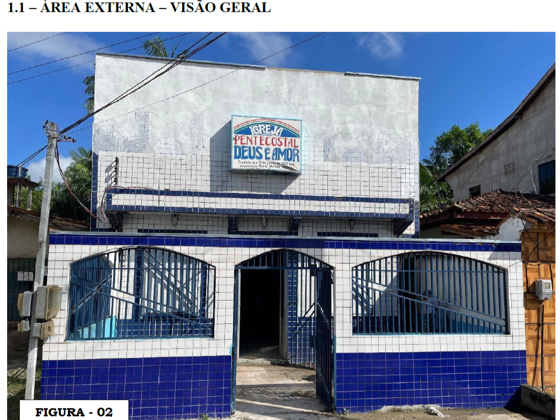 Vista geral da fachada da Igreja Pentecostal Deus é Amor, com portão de grade azul e branco e placa de identificação, para laudo de vistoria técnica.