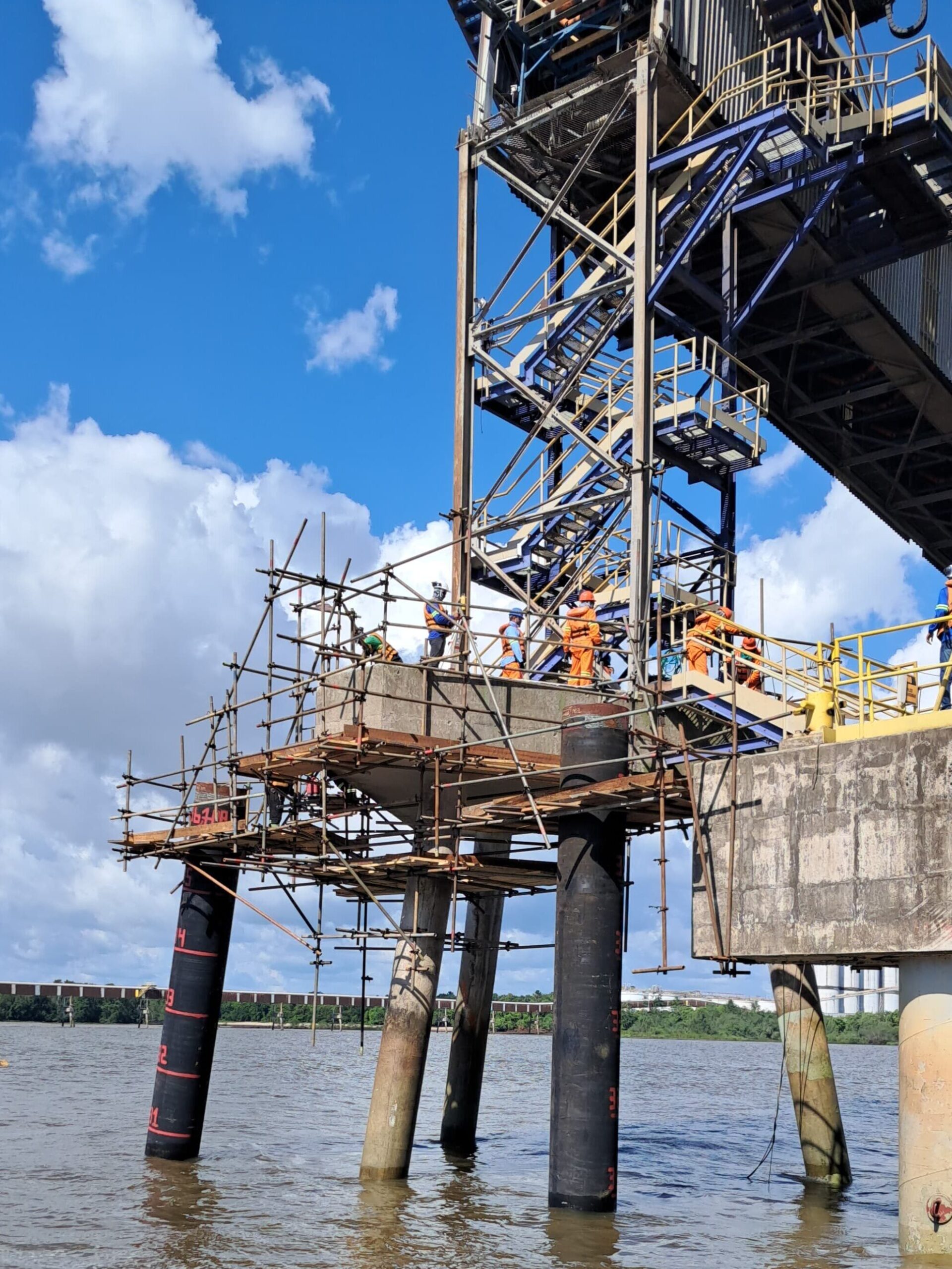 Projeto e memorial de cálculo de andaime suspenso industrial para manutenção no Terminal de Grãos Ponta da Montanha (TGPM), em Barcarena, Pará.