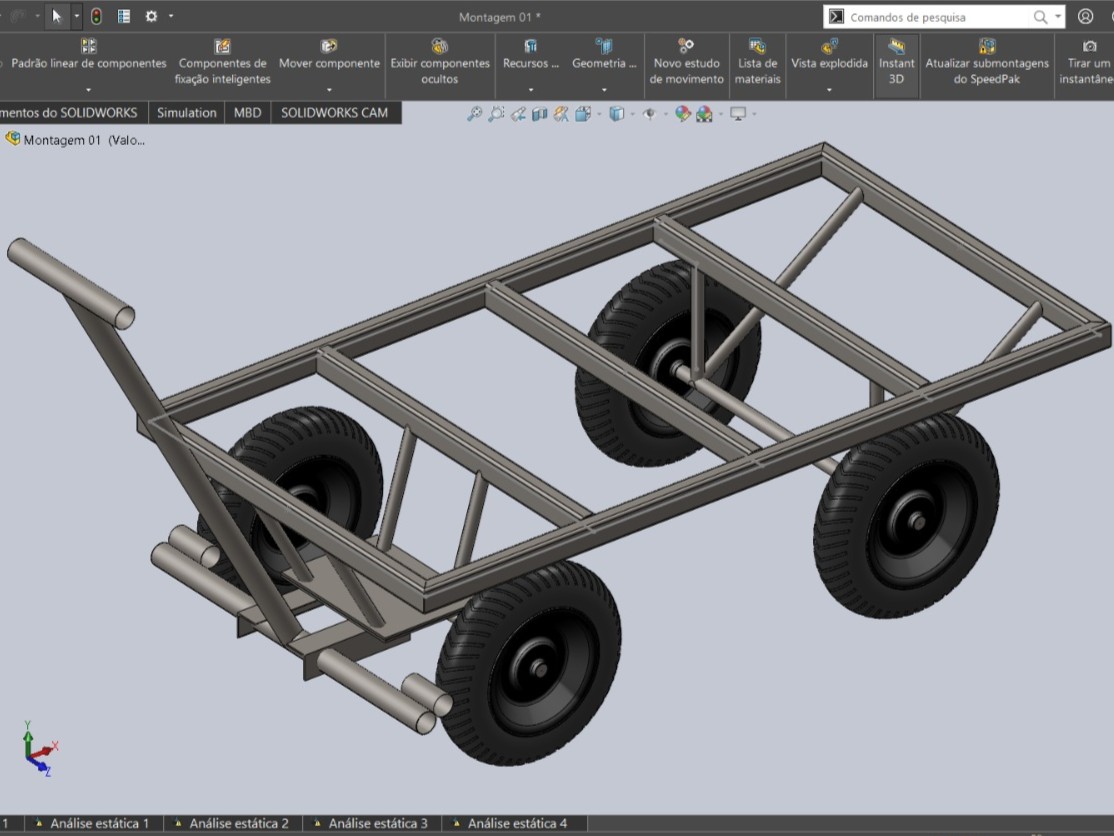 Modelo 3D no software SolidWorks de um carrinho industrial para transporte de carga com estrutura tubular metálica, quatro rodas pneumáticas e alça de manuseio.