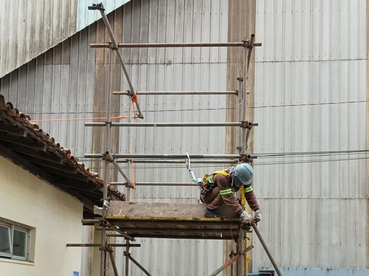 Laudos Mecânicos – F.G. Construção Montagem de torre de andaime tubular interno com múltiplos níveis de plataformas de madeira em galpão industrial do Terminal de Grãos Ponta da Montanha (TGPM).