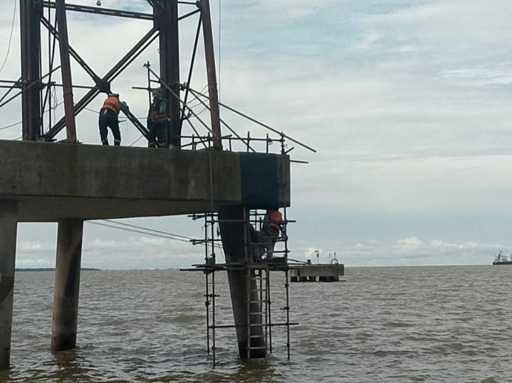 Equipe da JL Montagem instalando estrutura de andaime suspenso e apoiado em dolfim de atracação portuária no terminal da HBSA em Barcarena.