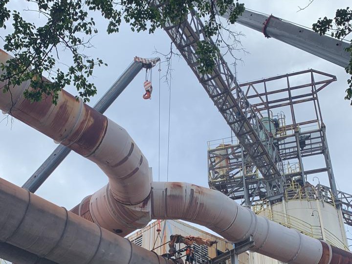 Operação de içamento conjugado com dois guindastes para instalação de gomo da curva PTG2 na Albras – OSP Engenharia
