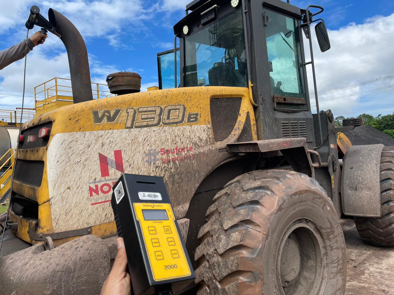 Carregadeira NEW HOLLAND W130B tag PC-04 inspecionada com opacímetro Smoke Check 2000 INMETRO – Opacity 0.65 K m⁻¹ aprovada conforme CONAMA