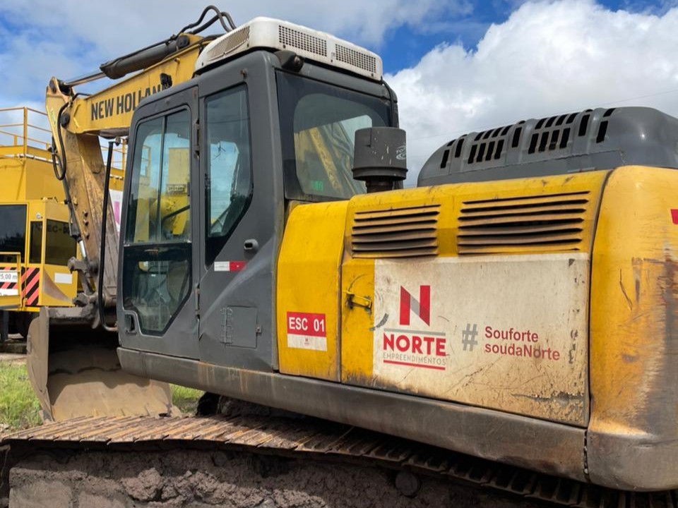 Escavadeira NEW HOLLAND E215C tag ESC-01 submetida à inspeção de opacidade com Smoke Check 2000 INMETRO – Opacity 0.40 K m⁻¹ certificada apta