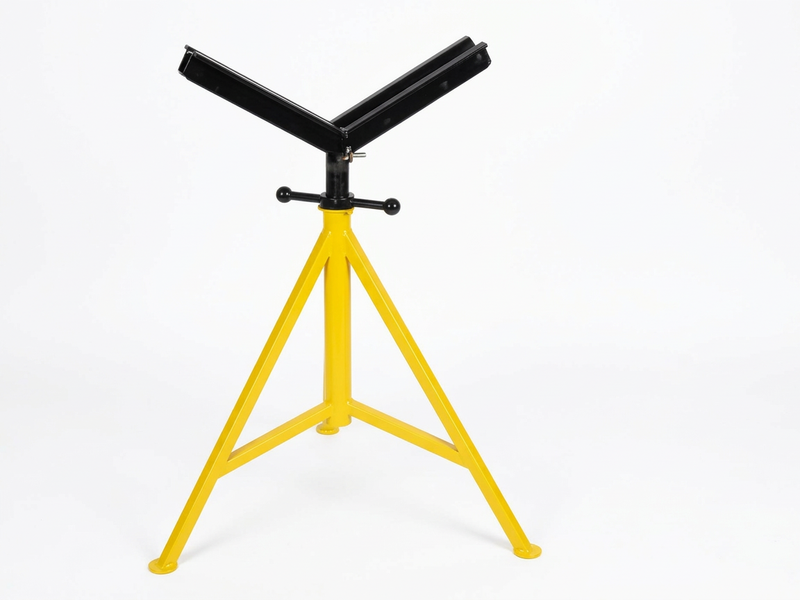 Suporte tripé industrial amarelo com cabeça em V (Vee Head) para apoio e alinhamento de tubulações de grande diâmetro em Barcarena.